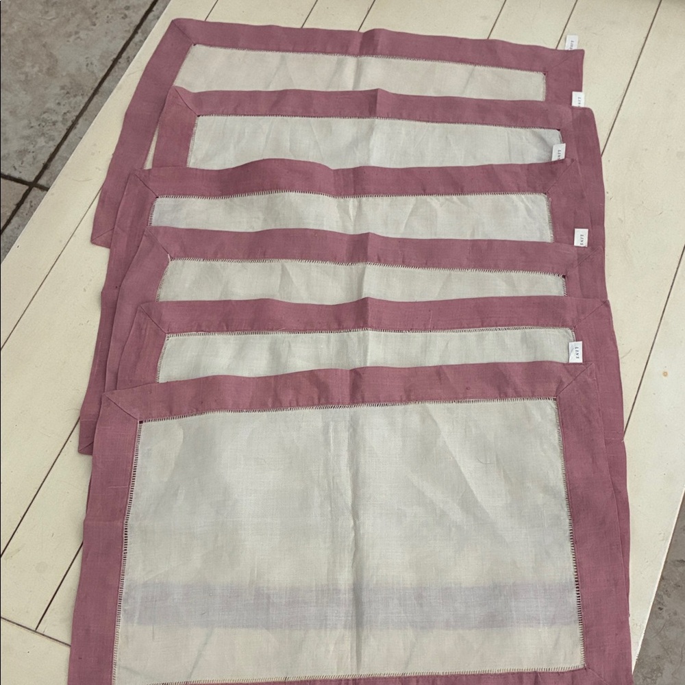 Lins set of 6 100% linen place mats. New still with tags.
Never used.